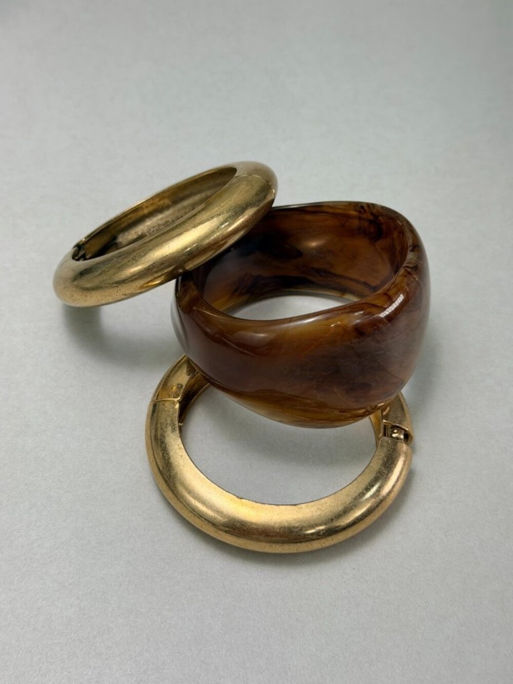 Modern  Resin Tortoise Wide Bangle & Gold Tone Hinged Bracelet Set Bold - Picture 8 of 9